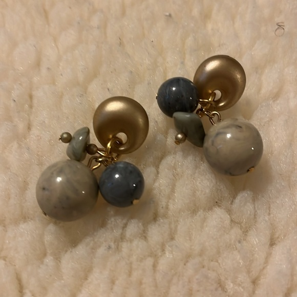 Cute and funky earrings with marble colored round beads and featuring a unique a - Picture 7 of 16